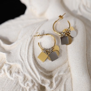 Nouvelles boucles d'oreilles rondes tendance, bijoux fantaisie, boucles d'oreilles cœur creux, petites boucles d'oreilles clous délicates et tendance - Product Image 3