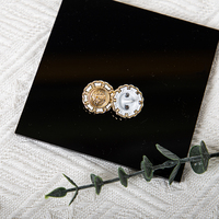 Abrigo con botones de aleación de metal de lujo en relieve con logotipo personalizado Trajes de abrigo para mujer Botones dorados Redondos, versátiles, Botón de moda
