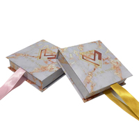 Petite boîte d'emballage en papier rigide de luxe pour bijoux et montres avec fermeture en ruban de soie et poignée d'impression par stratification mate