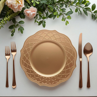 Assiette de présentation classique en plastique de 13 pouces, motif plante doré gaufré, peinte à la main, forme pétale, pour décoration de table de mariage et de dîner
