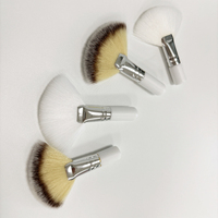 Witte superzachte gezichtsreinigingsborstel met dik, pluizig, veganistisch haar, handvat voor concealer en lippenbalsem.