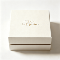 Caja de Regalo de Papel Rígida de Dos Piezas con Tapa Personalizada, con Forro Dorado y Logotipo en Hot Foil para Productos de Perfumería y Cosméticos de Lujo