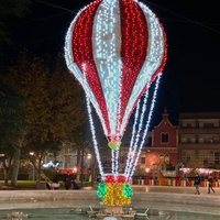 Décoration suspendue personnalisée en forme de montgolfière de Noël pour l'aménagement des ailes de centre commercial, avec lumières LED certifiées CE, robuste et de qualité commerciale