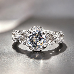Anello di Fidanzamento con Zirconi a Quattro Punte e Fascia a Catena, Gioiello di Lusso per Proposta di Matrimonio - Product Image 5
