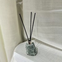 Diffuseur de parfum en marbre Portoro de luxe avec logo personnalisé STONEKOCC, vase diffuseur en pierre naturelle veinée de noir et d'or