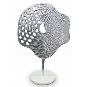 Sculpture abstraite en aluminium de style nautique unique, formes géométriques, design moulé, pour la maison, le bureau, les étagères et les tables. - Product Image 1