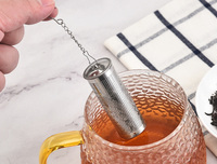 Infuseur à thé multifonctionnel réutilisable en acier inoxydable poli moderne et durable avec crochet à chaîne