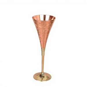 Flûte à champagne en cuivre, verre à vin en métal gravé d'un motif floral, gobelet de luxe moderne, verre à vin en cuivre innovant - Product Image 1
