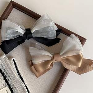 กิ๊บติดผมรูปกล้วยสไตล์เกาหลีแบบขายส่ง ดีไซน์โบว์แฟชั่น สีดำและสีขาว กันลื่น ของตกแต่งผมส่วนตัวสำหรับผู้หญิง - Product Image 1