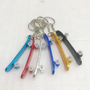 批发定制徽标金属迷你手指滑板钥匙扣滑板啤酒开瓶器适合滑板爱好者钥匙扣 - Product Image 6