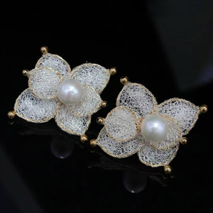 Vente en gros de clous d'oreilles artisanaux en dentelle à cinq pétales avec perles, en maille italienne, en or 14 carats et perles d'eau douce naturelles importées - Product Image 1