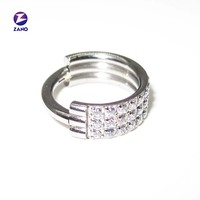 Cincin tindik hidung anak-anak berengsel, titanium ASTM F136 grade implan, berlapis emas, dengan zircon 3 baris bertahtakan prong set.