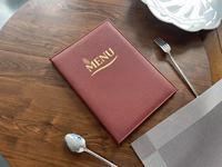 Menu de mariage pour restaurant de style occidental avec logo doré, couverture de menu en cuir PU A4, porte-menu fixé par clous en cuivre