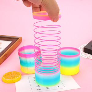 Anillos apilables de arcoíris, juguete de plástico con resorte de 6,5x6cm para niños de 2 a 4 años, juguete educativo Unisex - Product Image 1