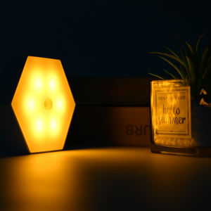 Moderne binnenverlichting voor slaapkamer, USB-oplaadbaar LED-sensor nachtlampje met bewegings- en stapdetectie, draadloze wand- en kastverlichting - Product Image 1