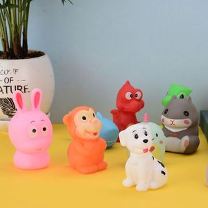 Jouet interactif éducatif pour enfants, ours en plastique de dessin animé qui couine, pour le bain et les jeux aquatiques - Product Image 2