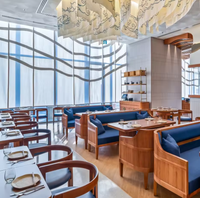 Meubles de luxe modernes, table de restaurant incurvée bleue en bois avec chaises en rotin pour restaurant de nouilles, restaurant occidental