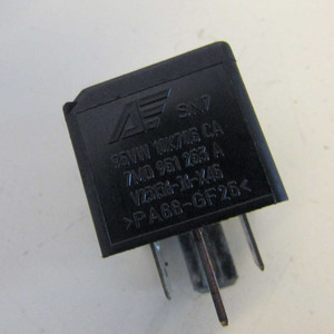 Nuovo Relè ECU Pompa Carburante 7M0951253A per Vari Modelli di Auto Seat e VW Condizione 18669 16-2-C-3 - Product Image 1