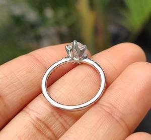 แหวนหมั้นเพชรทรงรี 1 กะรัต คุณภาพสูง ผลิตในห้องปฏิบัติการ ปราศจากนิกเกิลและสารตะกั่ว ทองคำแท้ 10k/14k/18k สีโรสโกลด์ ไวท์โกลด์ เยลโลว์โกลด์ ดีไซน์คลาสสิก - Product Image 3