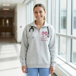 Sudadera Personalizada con Cierre de Cremallera para Enfermeras, Forrada y Bordada, Regalo Personalizado para Enfermeras con Certificación BSN RN, Ropa de Invierno para Graduación - Product Image 5