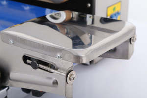 ماكينة لحام الأكياس البلاستيكية الحرارية الأوتوماتيكية FRQM-980C ذات السير المستمر مع نفخ الهواء - Product Image 2