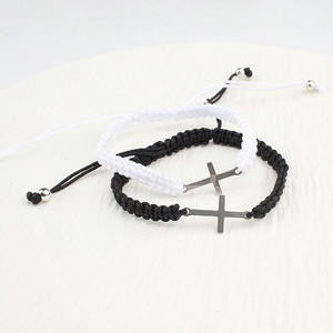 สร้อยข้อมือเชือกถักแบบมินิมอลพร้อมจี้กางเขนเงินขนาดเล็ก - Product Image 5