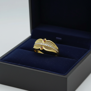 Magnifique bague vintage en or 22 carats avec accents de rubis et pierres claires, élégante et rétro, pour femme, idéale comme cadeau - Product Image 3