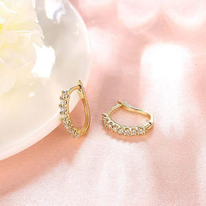 Pendientes Huggie de Oro Blanco E662 con Circonita Redonda Engastada en Garra, Joyería Clásica de Moda para Mujer - Product Image 5