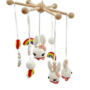 Jouets en peluche doux tricotés non tissés pour nouveau-nés, mobile de lit bébé avec motif abeille et design personnalisé, vente en gros - Product Image 1