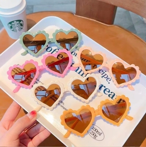 Gafas de Sol Infantiles Unisex con Protección UV400 y Diseño de Corazón Color Durazno - Product Image 3