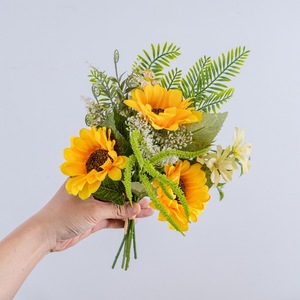 Ramo de Girasoles Artificiales Amarillos de Plástico, como una Brisa Suave, Decoración para Bodas y Hogar CF02012 - Product Image 2