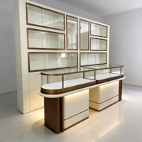 Vitrine de présentation de bijoux elliptique de luxe, aménagement de boutique, comptoir de table minimaliste en laiton, solution LED pour l'ensemble de la boutique