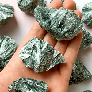 Wholesale CrystalHola - Clúster de Serafinita en Bruto de Alta Calidad, Especímenes de Roca, Tendencia de Moda, Regalo de Recuerdo, Decoración del Hogar - Product Image 4