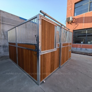 Étable de luxe pour chevaux Boîte d'écurie confortable avec panneau en bambou et cadre galvanisé à chaud avec porte d'entrée coulissante Râtelier à <span class=keywords><strong>foin</strong></span> - Product Image 4