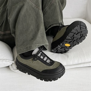 La plateforme noire ajoute des éléments tendance aux chaussures à enfiler pour hommes, nouveau style printemps, avec gros orteils et chaussures de sport décontractées fonctionnelles - Product Image 2