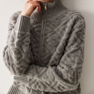 <span class=keywords><strong>Cardigan</strong></span> in Cashmere da <span class=keywords><strong>Donna</strong></span> <span class=keywords><strong>con</strong></span> Zip, Design Lussuoso <span class=keywords><strong>con</strong></span> Zip Intera, Motivo a Rombi Retrò, Collo Alto, <span class=keywords><strong>Cardigan</strong></span> Lavorato a Maglia - Product Image 4