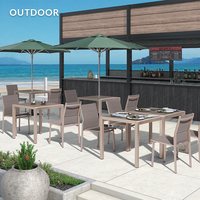 Ensemble table et chaises Coets en aluminium brossé résistant aux hautes températures avec cadre en plastique bois pour patio restaurant terrasse extérieure
