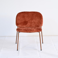 Fauteuil de salon moderne et élégant en velours orange avec structure métallique, idéal pour le café ou la maison
