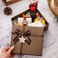 Elegante, stevige cadeaudoos van bruin gestructureerd papier met gouden folie lint en strik voor verjaardag, Valentijnsdag, bruiloft en cadeauverpakkingen.