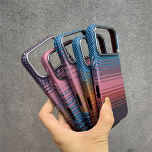 Étui de téléphone magnétique en fibre de carbone à dégradé de couleur pour iPhone 18 17 Pro Max 16 15, compatible avec la charge sans fil, ultra-fin, finition mate, coque rigide - Product Image 1