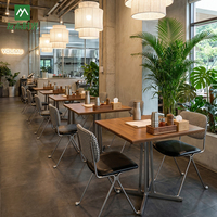 Ensemble de mobilier de café moderne et minimaliste sur mesure : table carrée en bois, chaises de salle à manger en métal, banquette pour restaurant commercial