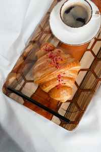 Bandeja de Servicio de Resina Hecha a Mano con Elegantes Diseños y Madera Resistente, Perfecta para Servir Aperitivos y Bebidas - Product Image 3