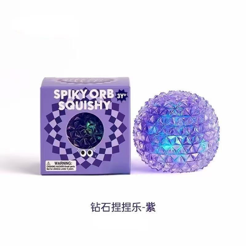 Boule de diamant violet dans une boîte