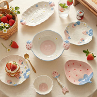Ensemble de vaisselle en porcelaine 3D en relief motif fraise, coloré sous glaçure, écologique, pour une table de fêtes charmante