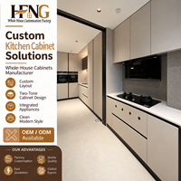 Meuble de cuisine beige haut de gamme avec armoires de rangement hautes et design de rangement linéaire élégant pour projets résidentiels contemporains