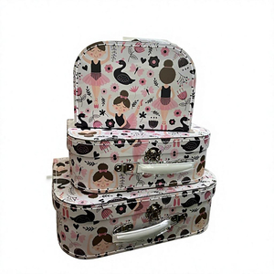 Valise en carton à thème mignon 2026 avec poignée, boîte cadeau rigide, impression offset, design quadricolore - Product Image 1