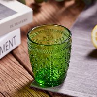 Gobelet en verre à eau en relief vintage avec gravure couleur rétro