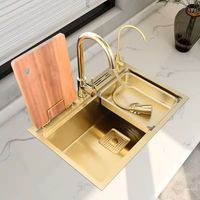 Évier de cuisine moderne en acier inoxydable 304 avec revêtement nano doré, évier artisanal avec panier d'égouttage, porte-gobelet et robinet mitigeur extractible.