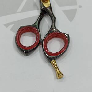 Ciseaux de coiffure pour barbier en titane noir de 5,5 pouces avec lame en acier inoxydable tranchante, fabriqués au Pakistan - Product Image 4