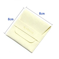 Pochette à bijoux en microfibre suédée beige avec rabat à logo personnalisé en relief, nouveau style, avec rayures